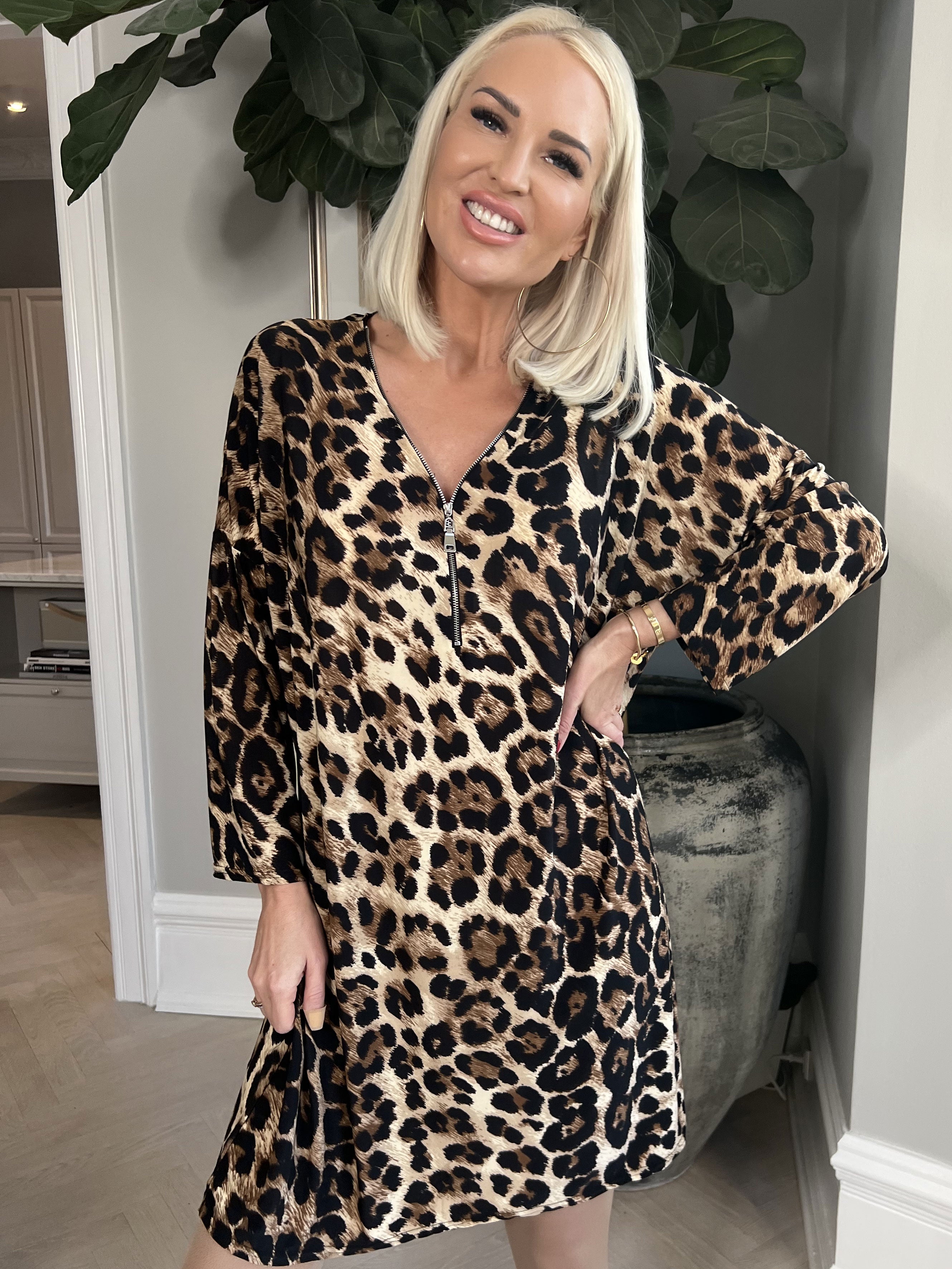 Lorenza - Tunikakjole i leopardprint med lynlås